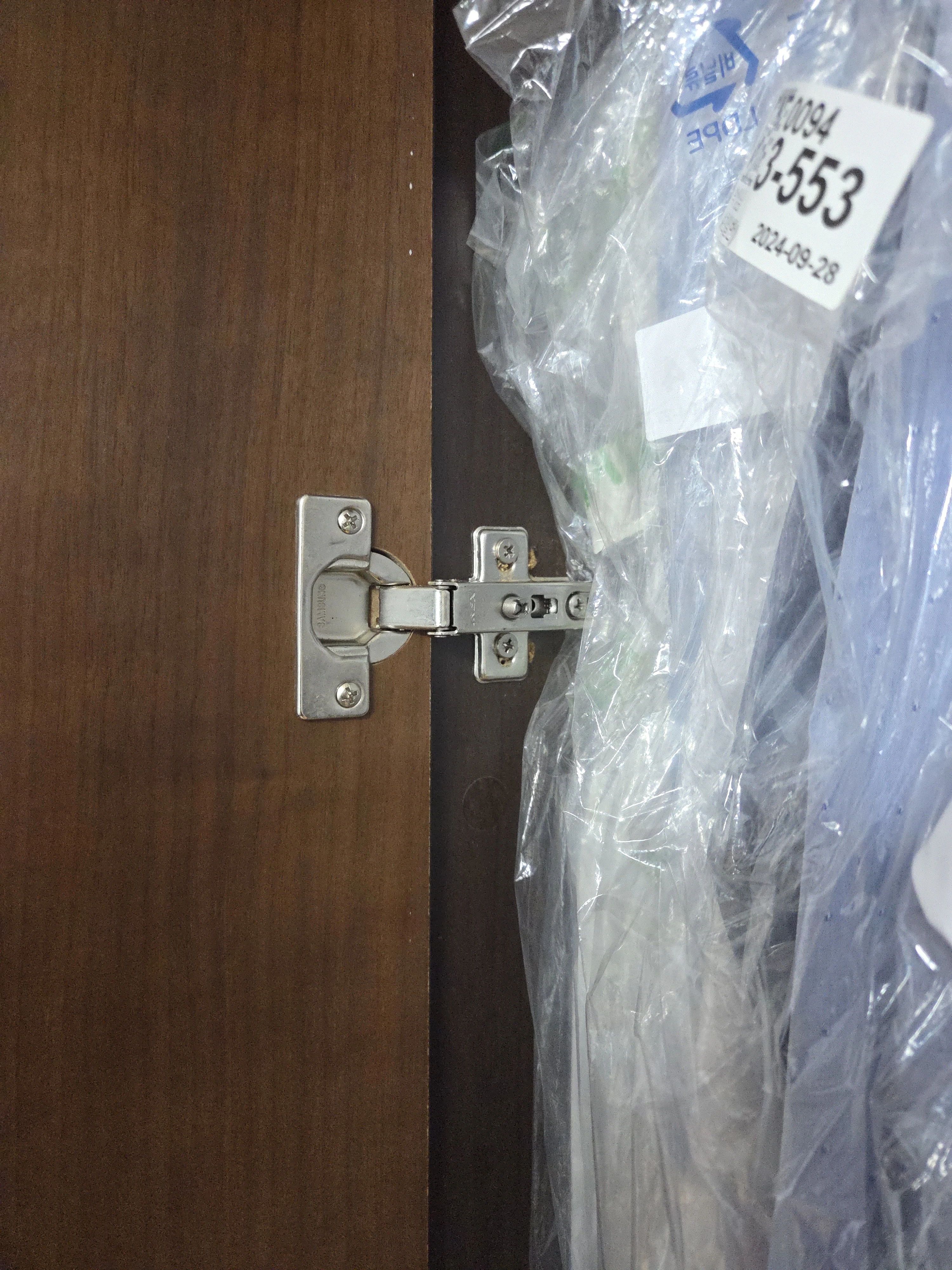 붙박이장 문짝 경첩교체 작업 완료 상태 실제 현장사진