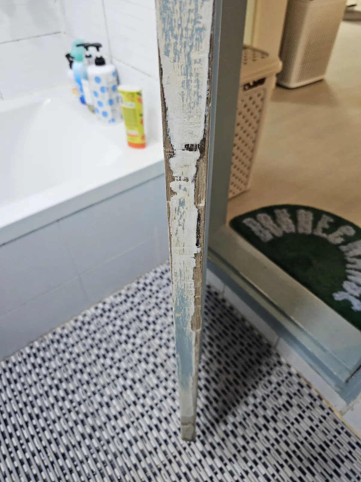 사례 1 시공 전, 노후 문틀 몰딩 상태