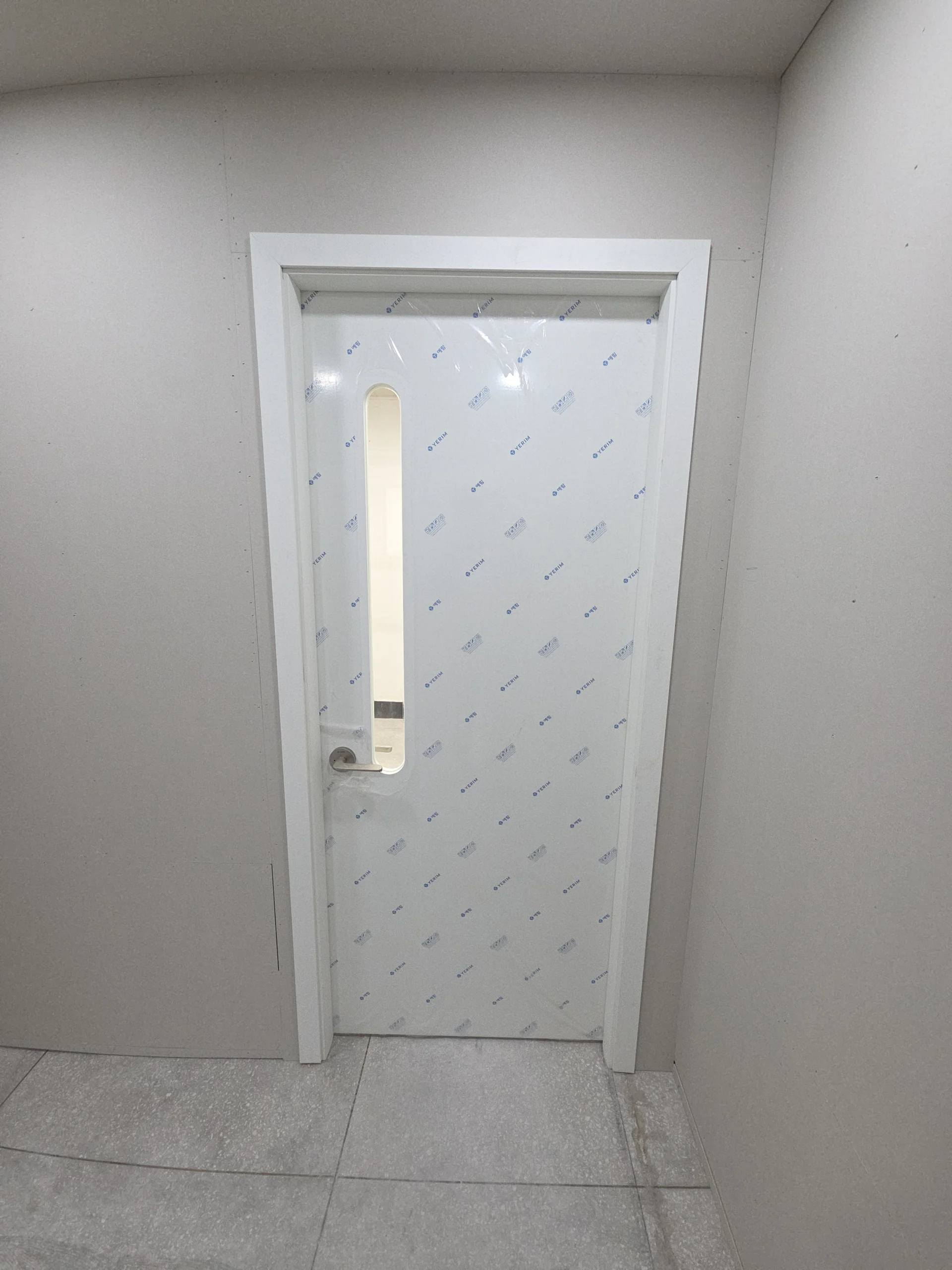 가벽 문틀문짝 설치 완료 후 개폐 확인 실제 현장사진