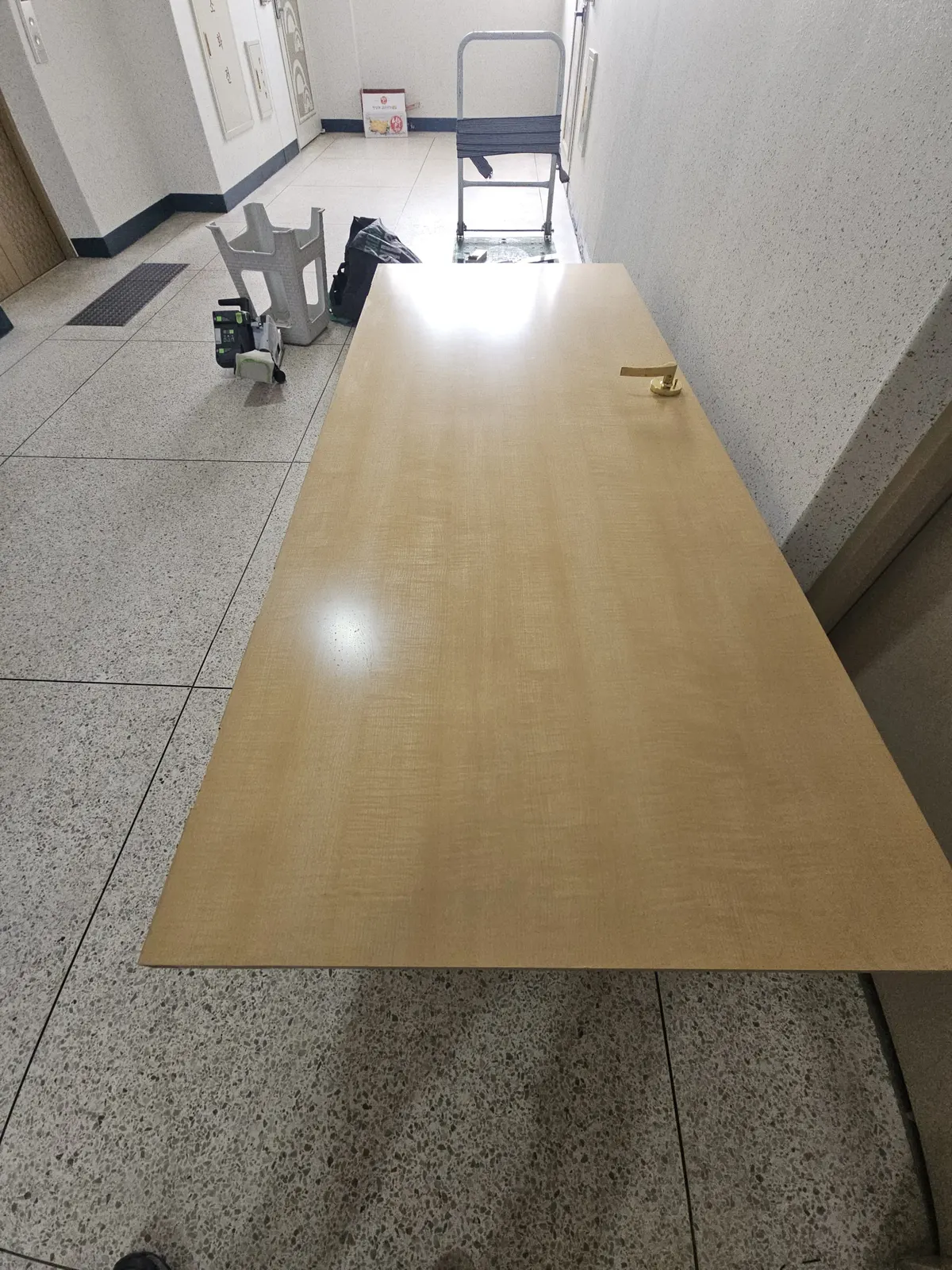사례 4 시공 중, 문짝 이동 및 하드웨어 준비