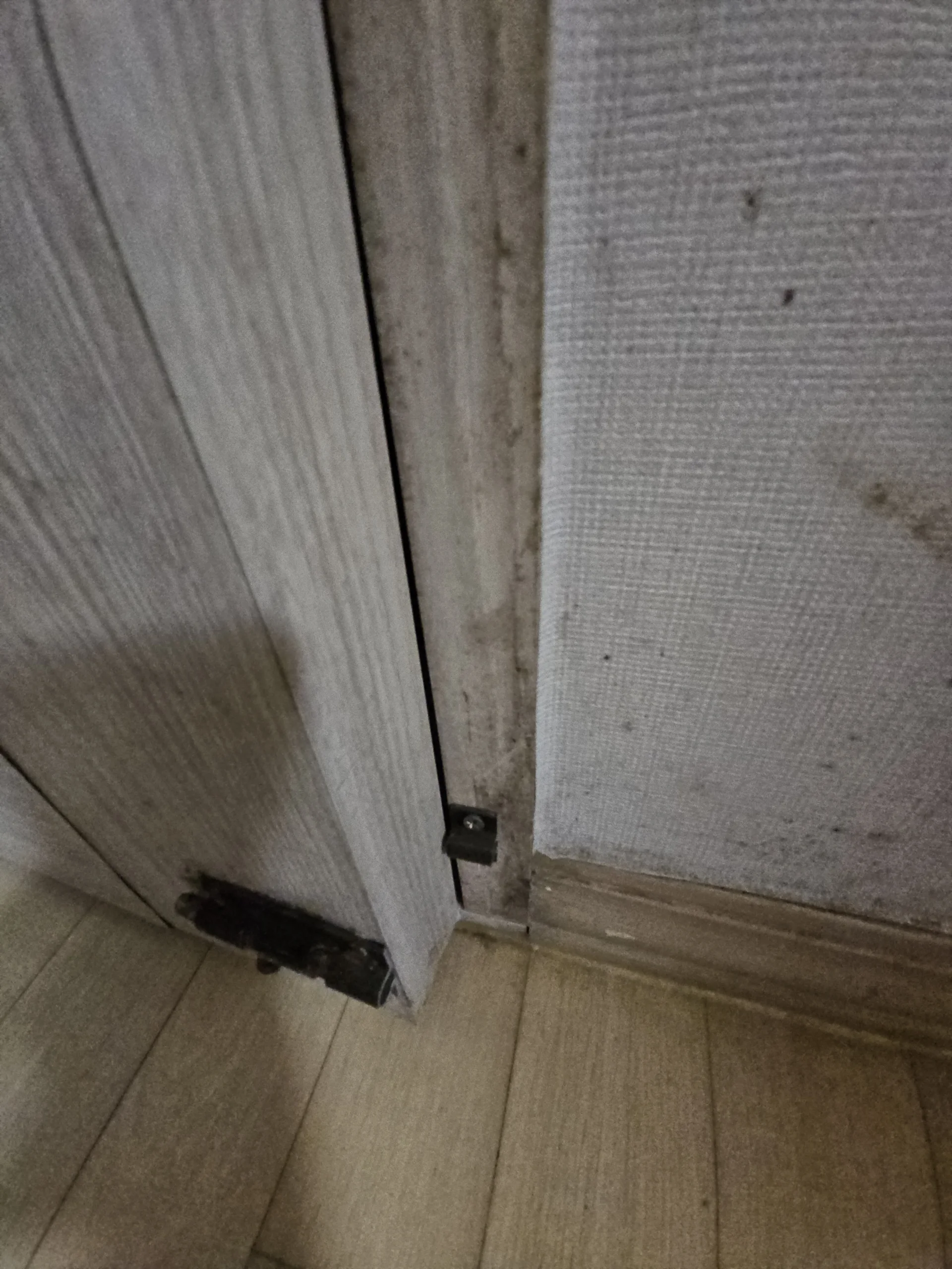 안 닫히는 문짝 경첩교체 작업 전 상태 실제 현장사진